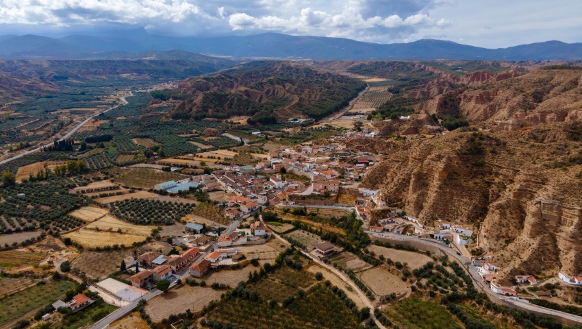 Descubre Marchal: Naturaleza, arquitectura troglodita y tradición en el corazón del Geoparque de Granada